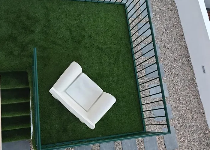 Side בית הארחה לייריה